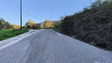 Yeşillik ve dağ manzaralarıyla çevrili güzel, dolambaçlı bir yol. Açık hava maceraları için mükemmel..