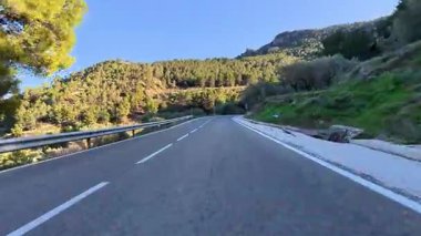 Göz kamaştırıcı resimli bir dağ yolu, verimli yeşillikler ve inanılmaz doğal güzellikler arasında zarifçe dönüyor.