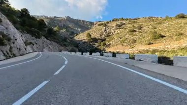 Sarmal dağ yolu nefes kesici manzaralar sunuyor ve gerçekten huzurlu bir sürüş deneyimi sağlıyor.