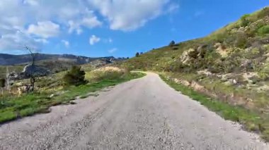 Huzurlu bir yolculuğa çık sakin bir yol boyunca parlak mavi gökyüzünün altındaki yemyeşil tepelerde dolaş.