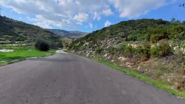 Huzurlu dağ yollarını keşfetmek için bir yolculuğa çıkın. Orada yemyeşil ve zarif manzaralar bulacaksınız.