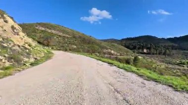 Güzel, dolambaçlı bir çakıl yolu zarif bir şekilde kayan tepelerin ve yemyeşil bitki örtüsünün muhteşem zeminine kurulur.