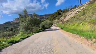 Göz kamaştırıcı manzaralar ve yemyeşil manzaralarla dolu manzaralı bir dağ yolunda sakin bir yolculuğa çıkın.