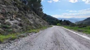 Canlı, yemyeşil ve nazik tepelerle çevrili sakin ve pitoresk bir çakıl yolu doğa aşıkları için ideal.