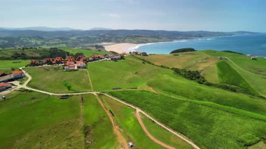 Kıyı şeridine zarif bir şekilde yaklaşan çarpıcı canlı yeşil manzaraların nefes kesici bir hava perspektifini deneyimleyin