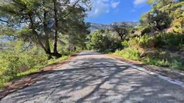 Görkemli dağlarda ve dolambaçlı bir yolda çarpıcı manzaralı canlı doğada bir maceraya atılın.