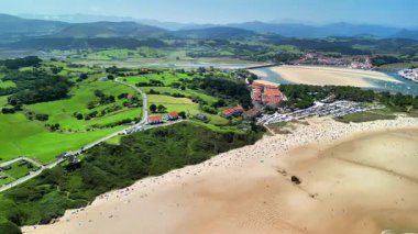 Hava manzarası göz kamaştırıcı güzellikte bir sahil manzarası sergiliyor. Canlı ve gür yeşilliklerle çevrili.