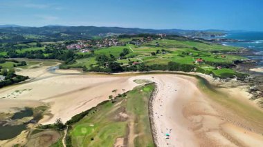 Göz kamaştırıcı hava görüntüleri nefis bir kumsal manzarası ve yemyeşil manzaralar karışımı sergiliyor.