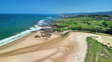 Sakin bir sahil, yemyeşil bir yer ve canlı bir kıyı manzarası gösteren nefes kesici hava manzaralarını keşfedin ve keşfedin.