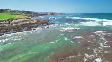 Kıyı manzarası göz kamaştırıcı turkuaz sulara ve parlak mavi gökyüzü altında eşsiz kaya oluşumlarına sahiptir.