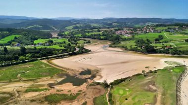 Bu huzurlu nehir kıyısının çarpıcı güzelliğini keşfedin yukarıdan bakıldığı gibi yemyeşil kırsalla birlikte.
