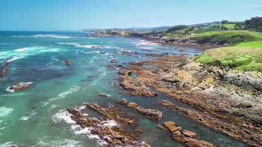 Sersemletici hava manzarası engebeli bir kıyı şeridini gösteriyor. Canlı mavi suların yanında eşsiz kaya oluşumları var.