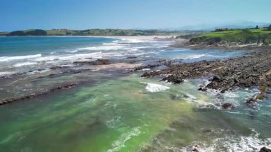 Kayalık kıyı şeritlerinin sersemletici hava manzaraları canlı okyanus sularıyla buluşup sakin bir atmosfer yaratıyor..