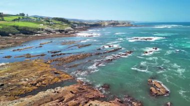 Muhteşem ve nefes kesici bir kıyı manzarası güzel kayalık kıyıları ve canlı turkuaz suyu sergiliyor.