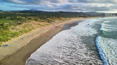 Göz kamaştırıcı bir hava manzarası güzel, sakin bir sahili, dalgalı dalgaları ve bereketli sahil doğasını gözler önüne seriyor.