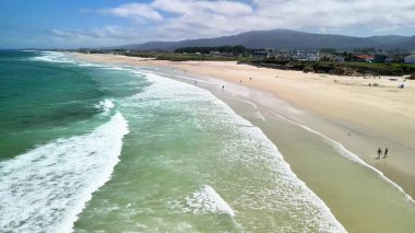 Sakin bir sahilin nefes kesen manzarası. Yumuşak dalgalar, rahatlama ve doğa aşıkları için mükemmel..