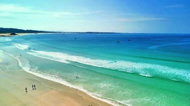 Nefes kesici sahil manzarası turkuvaz suları, yumuşak dalgalar ve yumuşak kumlu kıyılar rahatlamaya davetiye çıkarır.