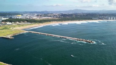 Dalgaların çarptığı bir sahil iskelesinin çarpıcı hava görüntüleri, deniz kenarındaki güzelliği gözler önüne seriyor.