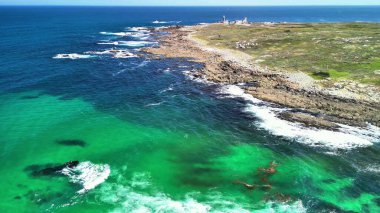 Turkuaz sularla, engebeli kıyılarla ve huzur veren manzaralarla nefes kesici kıyı manzarasının tadını çıkarın.
