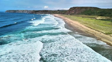 Kumlu sahile vuran dalgaların olduğu bu güzel kıyı şeridini keşfedin..