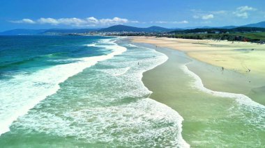 Sersemletici hava görüntüleri gerçekten sakin bir plajı gösteriyor, hem doğa meraklıları hem de rahatlama arayanlar için ideal.