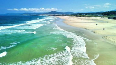 Bu çarpıcı sahil turkuaz sulara ve güneşli gökyüzüne sahiptir. Yaz kaçışları ve tatilleri için mükemmeldir.