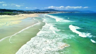 Gök mavisi dalgalar ve yumuşak kumlu sahillerin nefes kesici ve çarpıcı güzelliğini tecrübe edin.