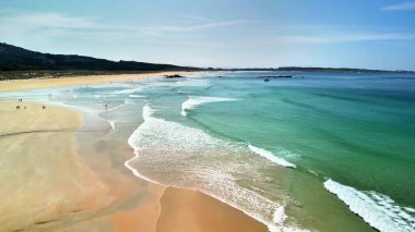 Yumuşak kumlar ve sakin sularla çarpıcı bir deniz manzarası. Rahatlamak ve gevşemek için ideal.