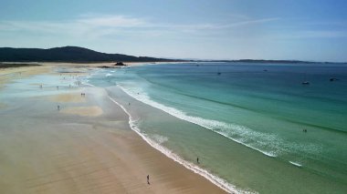 Sakin bir plajın nefes kesici manzarasının tadını çıkarın. Rahatlamak ve deniz kenarı aktiviteleri için mükemmel..
