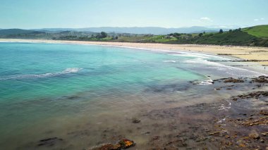 Sersemletici, berrak turkuaz suların, yumuşak altın kumların ve çevrenin canlı yeşilliklerle dolu olduğu sakin bir sahil.