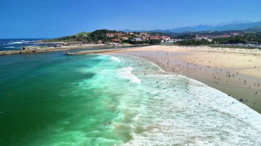 Kristal berrak suları olan güzel bir sahil, güneşli bir gün için ideal dinlenme ve eğlenceli aktiviteler için.