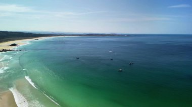 Bu nefes kesici hava görüntülerinde sakin okyanus sularının ve el değmemiş plajların güzelliğini deneyimleyin..