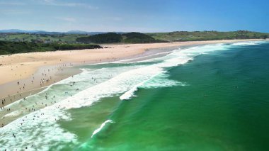 Sıcak güneşin altında altın kumlar ve canlı dalgaların yer aldığı nefes kesici, çarpıcı plaj manzaralarını keşfedin.