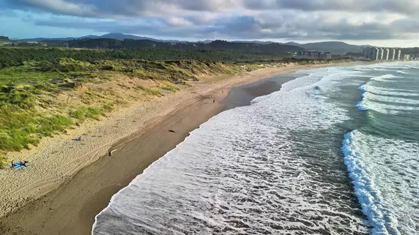 Göz kamaştırıcı bir hava manzarası güzel, sakin bir sahili, dalgalı dalgaları ve bereketli sahil doğasını gözler önüne seriyor.