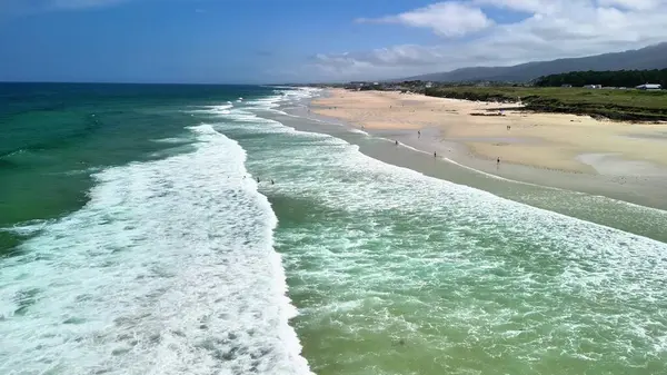 Gelin ve bu sakin sahili keşfedin. Yumuşak yumuşak dalgalar ve huzur veren kumlu bir arazi. Rahatlamak için ideal.