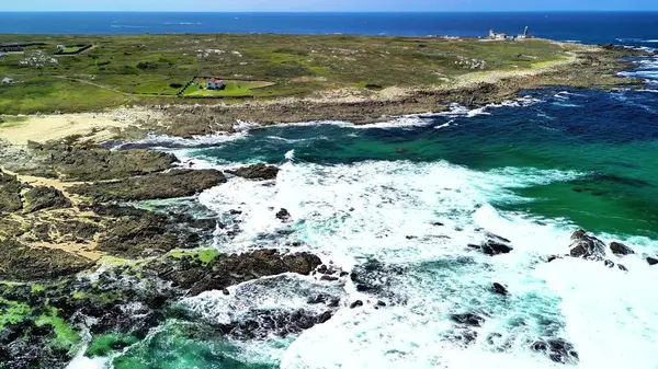 Kayalık bir sahil şeridinin, berrak turkuaz suların ve pitoresk bir manzaranın tadını çıkarın.