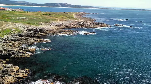 Nefes kesici, engebeli kayalık kıyı şeritleri parlak mavi gökyüzünün altında berrak, turkuaz sularla buluşuyor.
