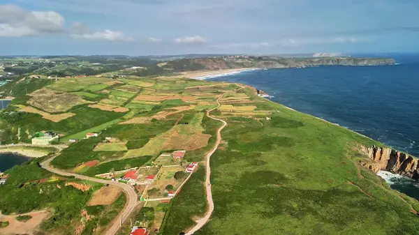 Sersemletici hava görüntülerinde canlı alanlar, sahil güzelliği ve manzara boyunca uzanan sakin su yolları görülüyor..