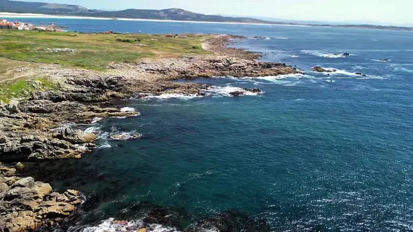 Engebeli kıyı şeritleri ile kristal berrak mavi suları birleştiren şaşırtıcı hava manzaraları, keşifleri davet ediyor