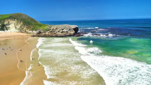 Turkuaz sularla, çarpan dalgalarla, engebeli uçurumlarla ve berrak mavi gökyüzüyle nefes kesici bir sahil manzarası yaşayın.