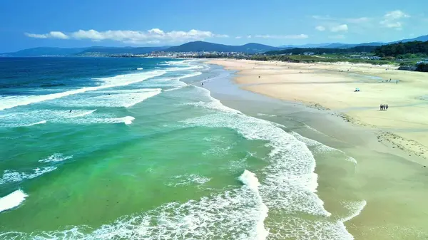 Bu çarpıcı sahil turkuaz sulara ve güneşli gökyüzüne sahiptir. Yaz kaçışları ve tatilleri için mükemmeldir.