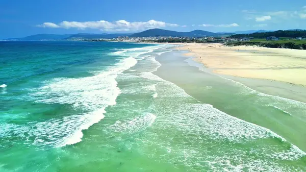 Huzurlu ve sakin bir plajın nefes kesici güzelliğini keşfedin ve keşfedin, yumuşak dalgalar ve canlı renklerle