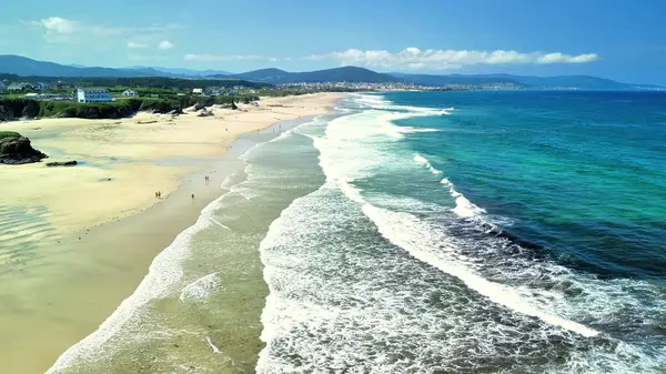 Plajın ve okyanusun huzur veren güzelliğini bu gökyüzü manzarasında yaşayın doğanın özünü yakalayın..