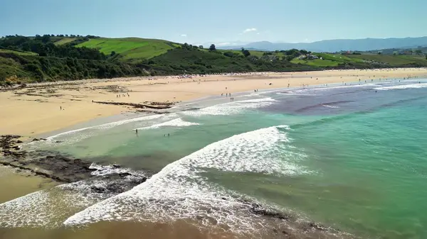 Çarpıcı bir hava manzarası, turkuvaz suları ve yemyeşil manzaralarıyla el değmemiş bir sahili yakalar.