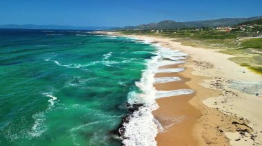 Huzurlu plajların ve canlı turkuaz suların bu nefes kesici hava manzarasını keşfedin.