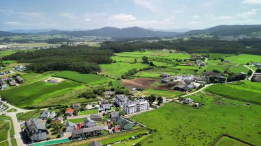 Bereketli tarlalar ve dağların ortasındaki muhteşem bir kıyı köyü manzarası mükemmel bir manzara yaratıyor.