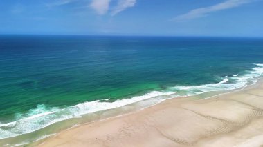 Nefes kesen hava çekimleri, çarpıcı bir sahil şeridi boyunca canlı suları ve el değmemiş kumlu sahilleri gösteriyor.