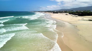 Nefes kesici sahil manzarası, canlı turkuaz dalgaların yanında çarpıcı altın kumlar barındırıyor.