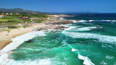 Canlı turkuaz dalgalar ve görkemli kayalık manzaralarıyla kıyı şeridinin çarpıcı insansız hava araçlarının keyfini çıkarın.
