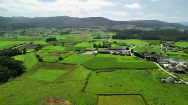 Uçsuz bucaksız, yemyeşil alanları ve sakin kırsal manzaraları gösteren kesinlikle çarpıcı bir hava manzarası.